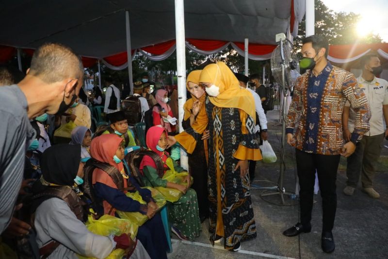 Gubernur Khofifah Bersama Baznas Jatim Salurkan Santunan pada 2.000 Anak Yatim di Tuban dan Bojonegoro