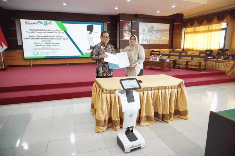 Kominfo Jatim Serahkan Inventaris Human Robot pada RSUD Dr. Saiful Anwar Malang