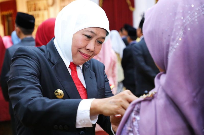 2023 Gubernur Khofifah Sematkan 750 Satya Lencana Karya Satya Kepada Tenaga Pendidik