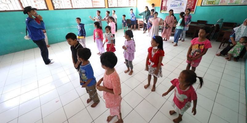 Posko Semeru Memberikan Bantuan Sektor Pendidikan Anak-anak