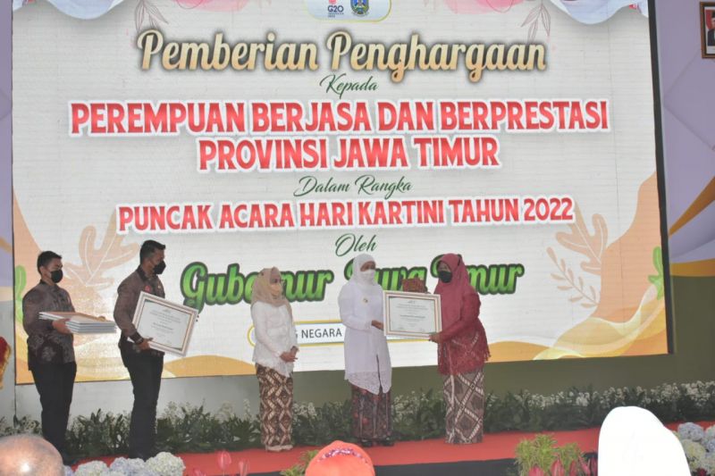 Hari Kartini, Gubernur Khofifah Serahkan Penghargaan Kepada Perempuan Berjasa dan Berprestasi
