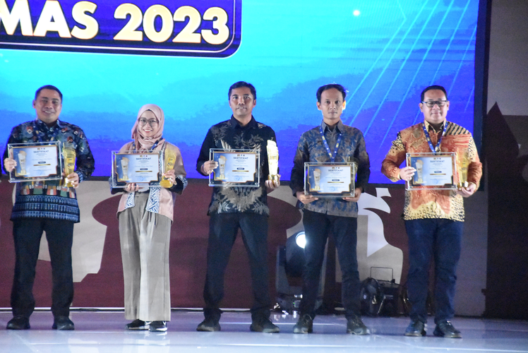 Pemkot Surabaya Raih Penghargaan Media Sosial Terbaik di AMH Kemenkominfo 2023
