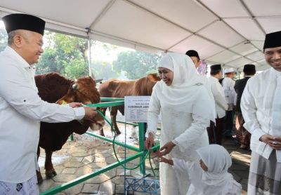 Gubernur Khofifah Sholat Idul Adha di Masjid Al Akbar Surabaya