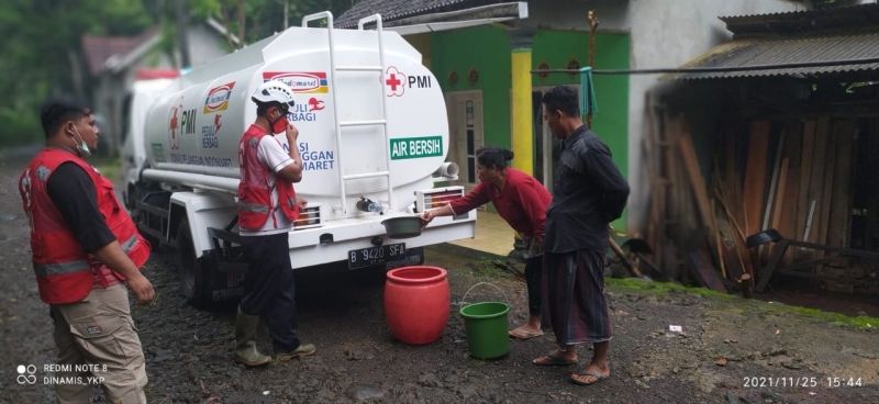 PMI Banyuwangi Bantu Distribusi Air Bersih Warga Dusun Songgon