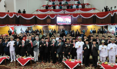 HUT RI ke-78, DPRD dan Gubernur Jatim Dengarkan Pidato Kenegaraan Presiden Jokowi